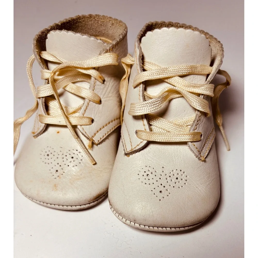 Vintage 1962 Baby Girl White Leather Heart Walking Name Shoes Booties Kathy
